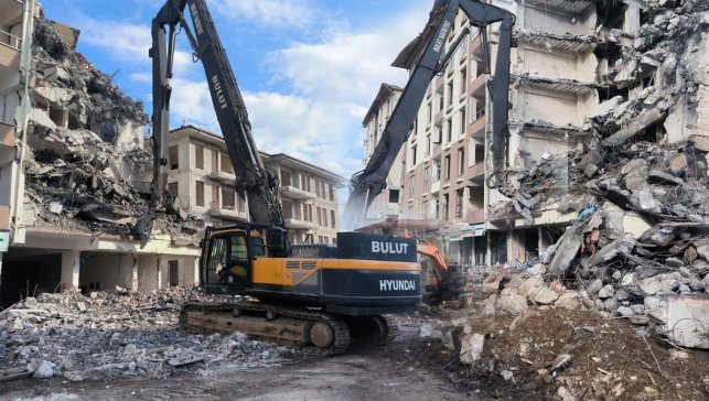 Doğanşehir’de ağır hasarlı binaların yıkım ve enkaz kaldırma çalışmaları devam ediyor