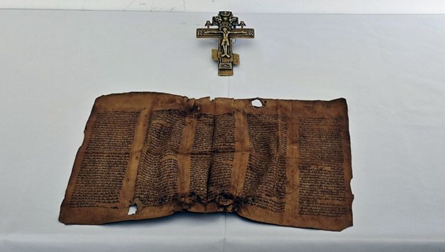 Erzurum’da tarihi eser operasyonu. Orta Çağ parşömeni ve bronz haç ele geçirildi