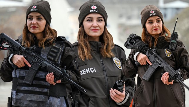 Van’ın tek kadın bekçisi Almula Ok, şehit babasından aldığı ilhamla kentin güvenliği için görev yapıyor