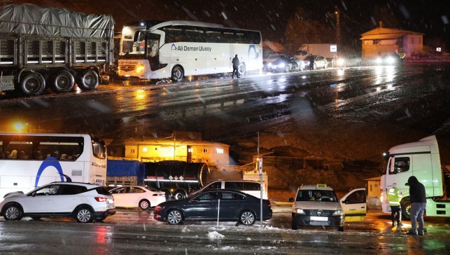 Kop Dağı Geçidi’nde kar ve tipi ulaşımı vurdu, bazı araçlar yolda kaldı