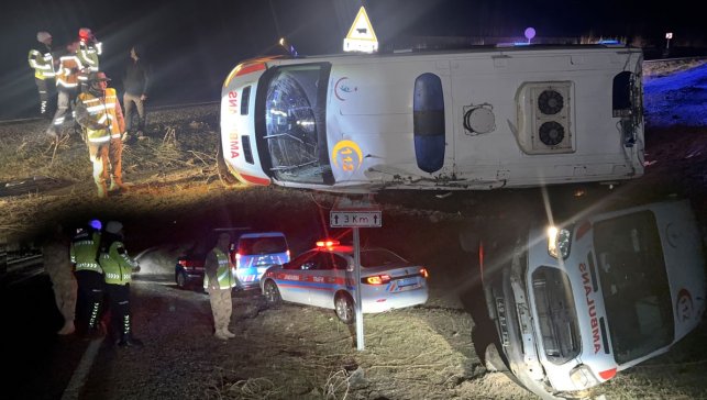 Muş’ta bebek sevki yapan ambulans devrildi: 3’ü sağlık çalışanı 5 yaralı