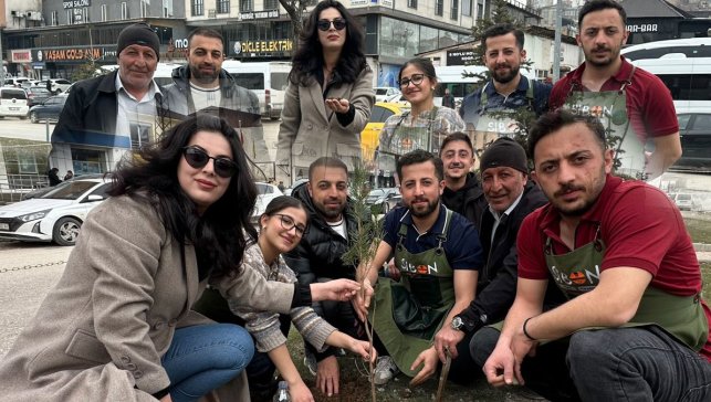 Yüksekovalı girişimci Şilan Dara, daha yeşil bir ilçe için ana arterlere fidan dikti