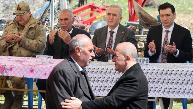 Elazığ Valisi Hatipoğlu, şehit polis Seçkin Yalçın’ın ailesine taziye ziyaretinde bulundu