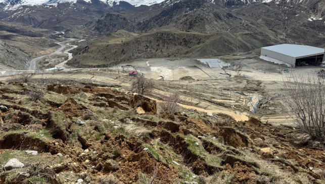 Hakkari’de heyelan riski büyüdü, katı atık tesisindeki faaliyetler geçici olarak durduruldu
