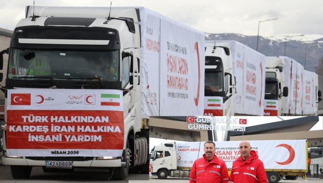 Türk Kızılayı’nın 4 yardım tırı Ağrı’daki Gürbulak Sınır Kapısı’ndan İran’a geçti