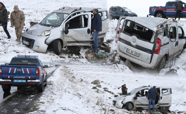 Kars’ta araç şarampole devrildi, baba ile oğlu yaralandı