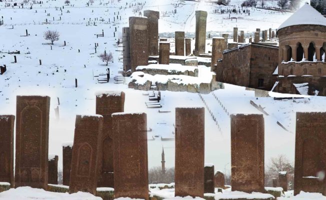 Ahlat'ta nisan karı tarihi mekanları beyaza bürüdü