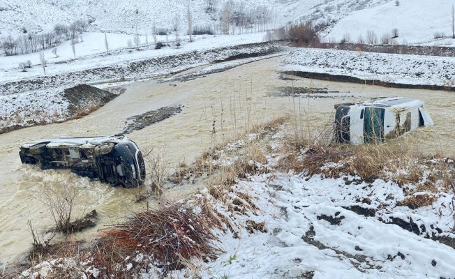 Ağrı'dan Muş'a giden minibüs Korkut'ta dereye düştü: 8 yaralı