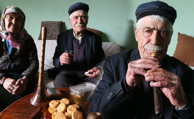 Karslı 82 yaşındaki Nazim Koç, acilde kolunda serumla mey çalıp hastalara moral verdi