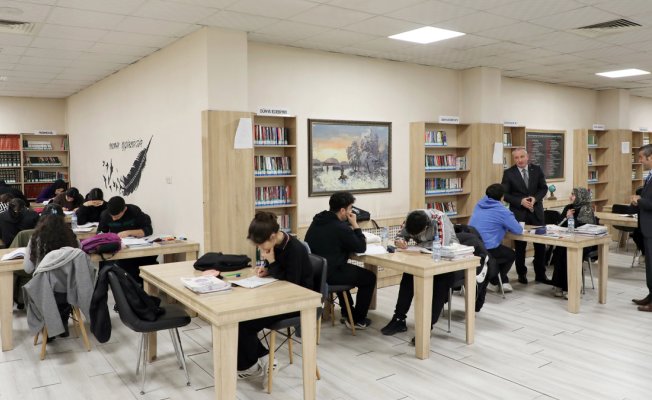 Ağrı'da YKS'ye hazırlanan öğrencilere çözüm masaları ve rehberlik desteği
