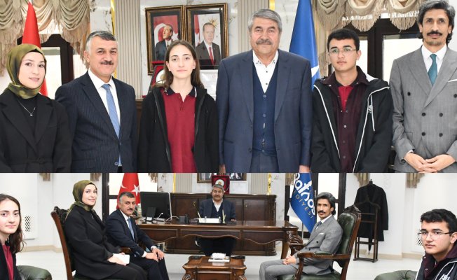 Patnos'ta ÇEDES öğrencileri kitap kritiği çalışmalarını Başkan Taşkın'a sundu
