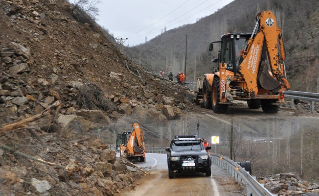 Hizan'da heyelan nedeniyle kapanan Nazar yolu yeniden ulaşıma açıldı
