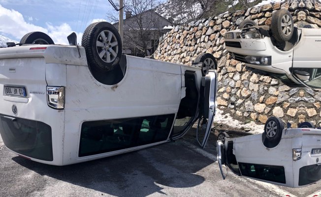 Bitlis'te Otomobil ile Kamyonetin Çarpıştığı Kazada Vakıflar Bölge Müdürü Ali Osman Ayan'ın da Aralarında Bulunduğu 6 Kişi Yaralandı