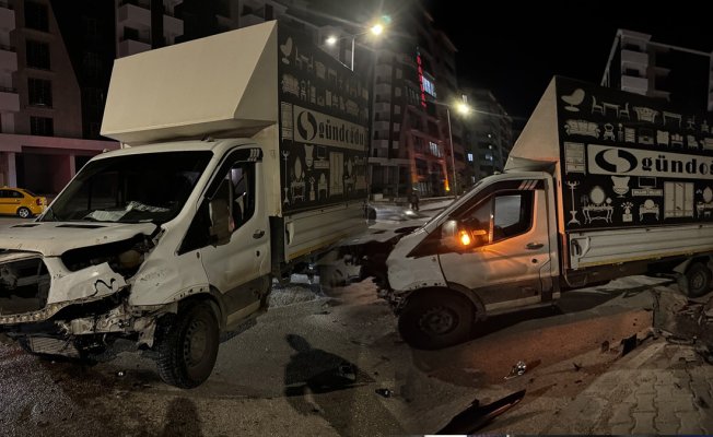 Elazığ'da kamyonet ile otomobil çarpıştı: Savrulan araç duvara vurdu, 5 yaralı