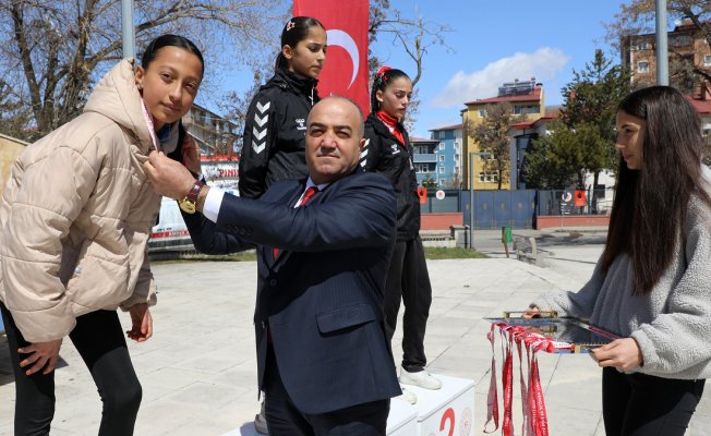 Ağrı'da Kurtuluş Koşusu tamamlandı, dereceye giren sporcular ödüllendirildi
