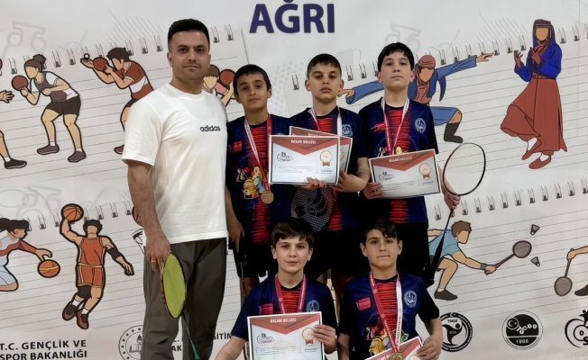 Ağrı'da Kaymakam Özgür Azer Kurak Ortaokulu badminton'da grup şampiyonu oldu