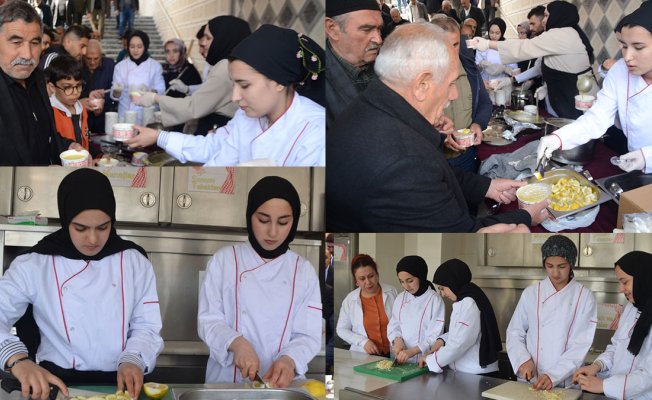 Muş'ta öğrencilerden 400 kişilik çorba ikramı