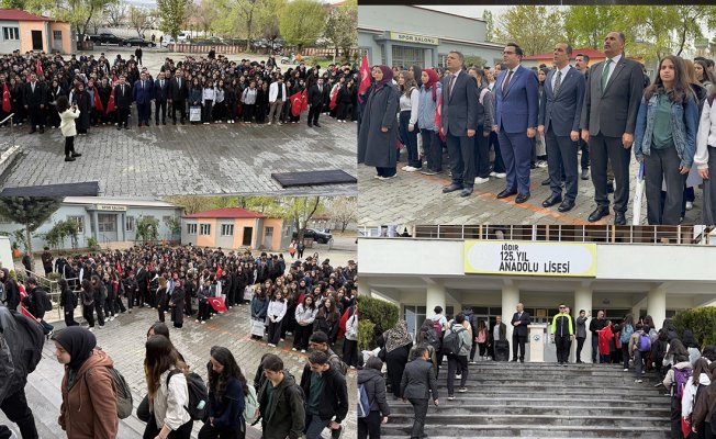 Iğdır'da Vali Taşolar öğrencilerle aynı sıraya girip İstiklal Marşı okudu