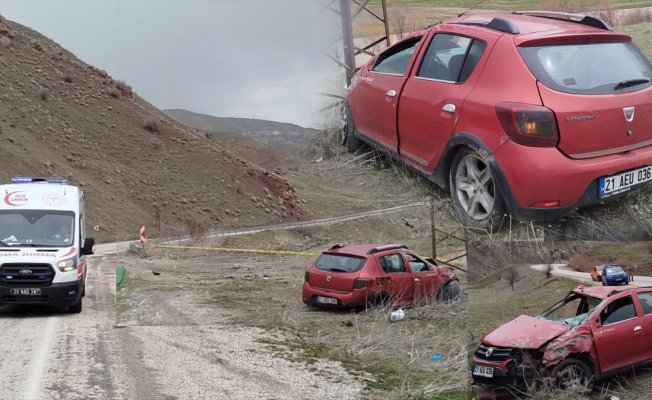 Hakkari'de kontrolden çıkan otomobil elektrik direğine çarptı: 1 ölü, 1 yaralı