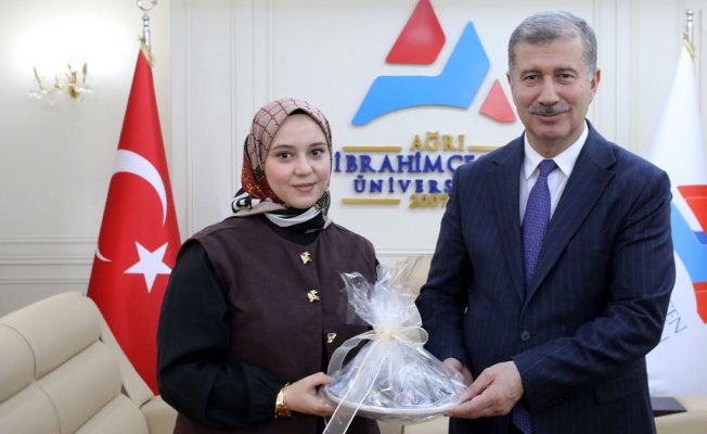 AİÇÜ'de Turizm Haftası ziyareti! Rektör Gülçin'e Hasuda (Jajerun) dolgulu çikolata ikram edildi