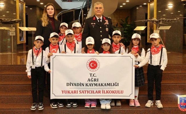 Diyadinli öğrenci 23 Nisan'da Jandarma Genel Komutanlığı koltuğuna oturdu