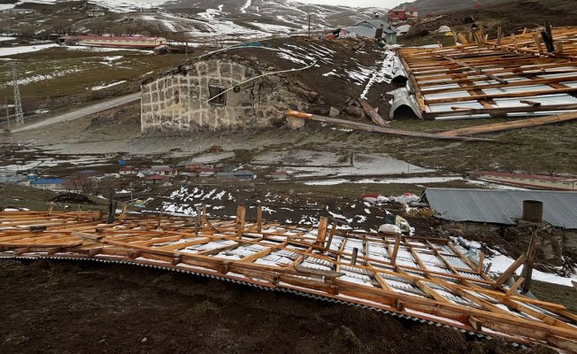 Ardahan'da rüzgar çatıları uçurdu, 3 bina hasar gördü