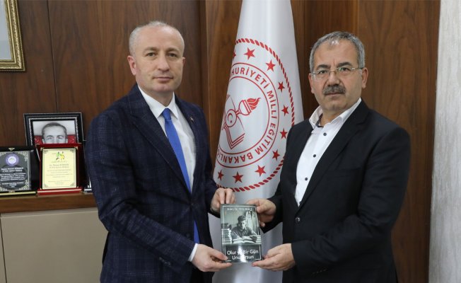 Ağrı'da yazar Halil Yılmaz'dan Milli Eğitim Müdürü Kökrek'e ziyaret
