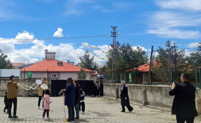 Ağrı'da Sevimli Anaokulu'nda 23 Nisan: Uçurtmalar, atölyeler ve uzay çadırı çocukları buluşturdu
