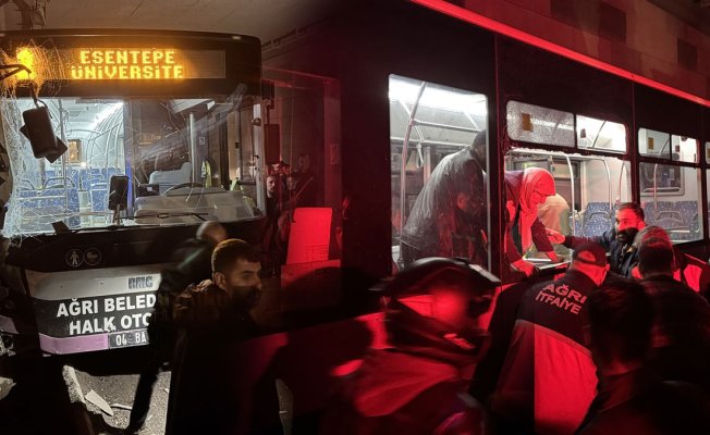 Ağrı'da alt geçitte duvara çarpan belediye otobüsündeki yolcular camlar kırılarak tahliye edildi
