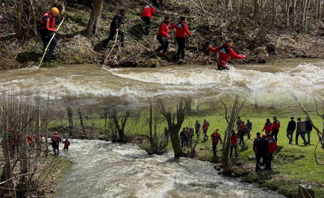 Hakkari Şemdinli'de Dereye Düşen 8 Yaşındaki Çocuk İçin Arama Sürüyor