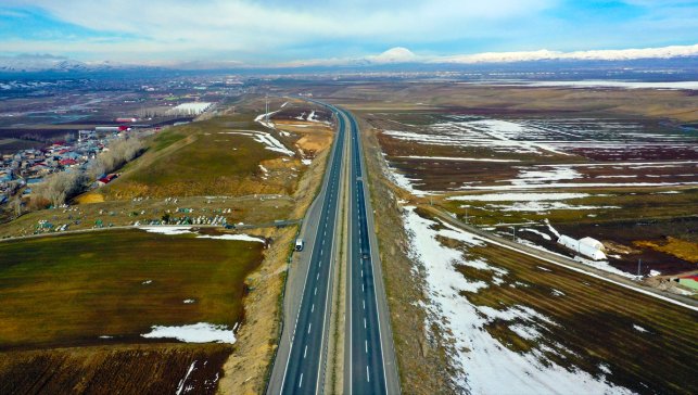 Beyaz örtü çözülüyor: Ağrı Ovası’nda baharın ilk manzaraları ortaya çıktı