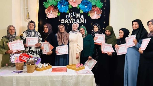 Doğubayazıt'ta Okuma Yazma Öğrenen Kadınlar Belgelerini Okuma Bayramı'nda Aldı