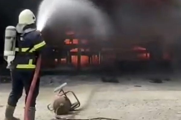 Doğubayazıt'ta Asfalt Tesisi Alev Aldı, İtfaiye Kısa Sürede Müdahale Etti