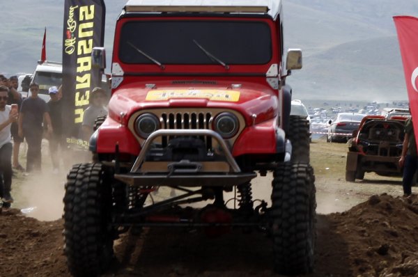 30 Arazi Aracı Balık Gölü'nde: Ağrı'da Nefes Kesen Off-Road Heyecanı