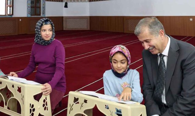 Üniversite camisinde yaz Kur'an kursu: Rektör Gülçin çocuklarla buluştu