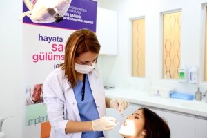 Diş Eksiklikleri Doğal Bir Görünümle Ortadan Kalkacak