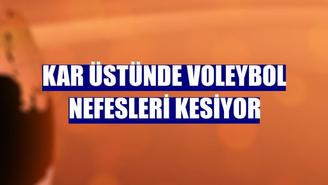 Kar üstünde voleybol nefesleri kesiyor