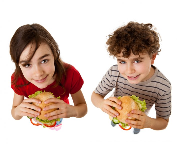 Еду сестру маму. Мальчик с бутербродом. Подростки здоровое питание веселье. Ребенок ест рис фото. Ребенок ест мясо.