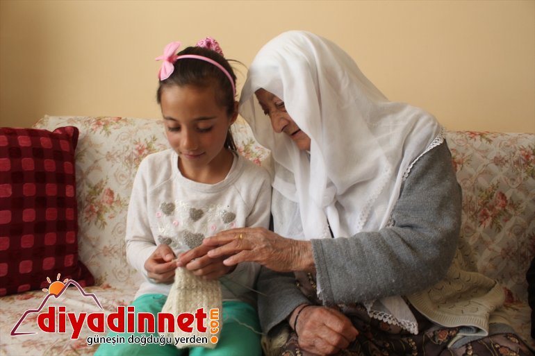 Anne babasına 30 yıldır çocukları gibi bakıyor1