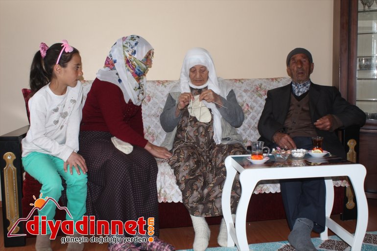 Anne babasına 30 yıldır çocukları gibi bakıyor3