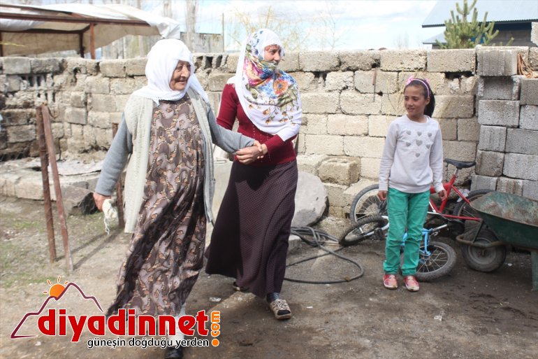 Anne babasına 30 yıldır çocukları gibi bakıyor5