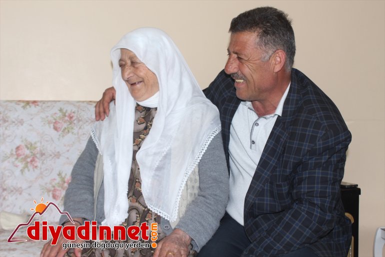 Anne babasına 30 yıldır çocukları gibi bakıyor