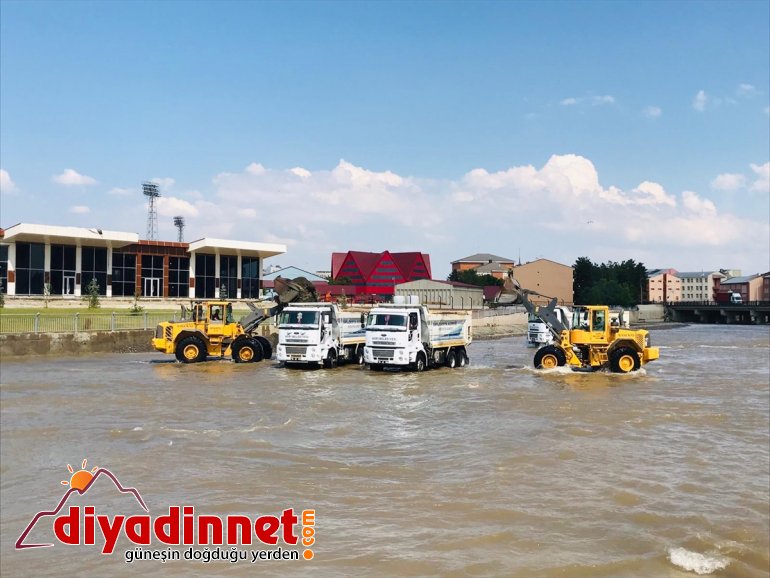 Belediye ekipleri Taşlıçay Deresi'ni temizledi