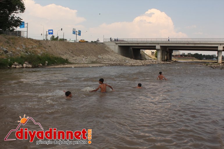 Sıcaklardan bunalan çocuklar soluğu nehir ve derelerde aldı