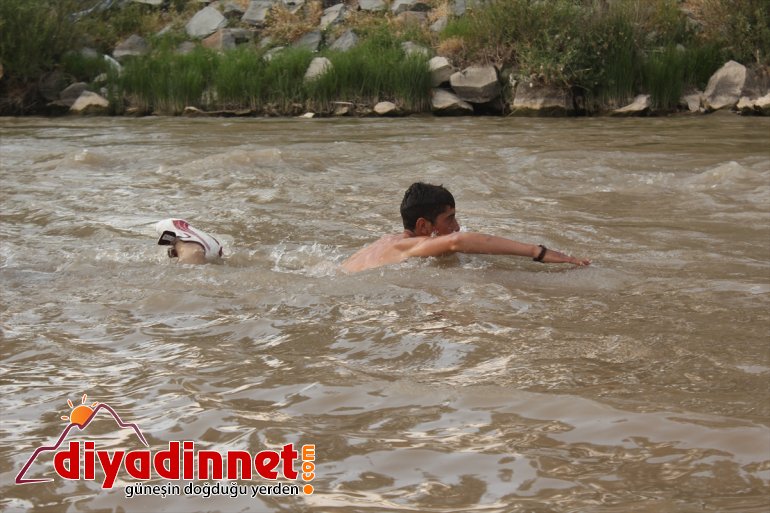 Sıcaklardan bunalan çocuklar soluğu nehir ve derelerde aldı3