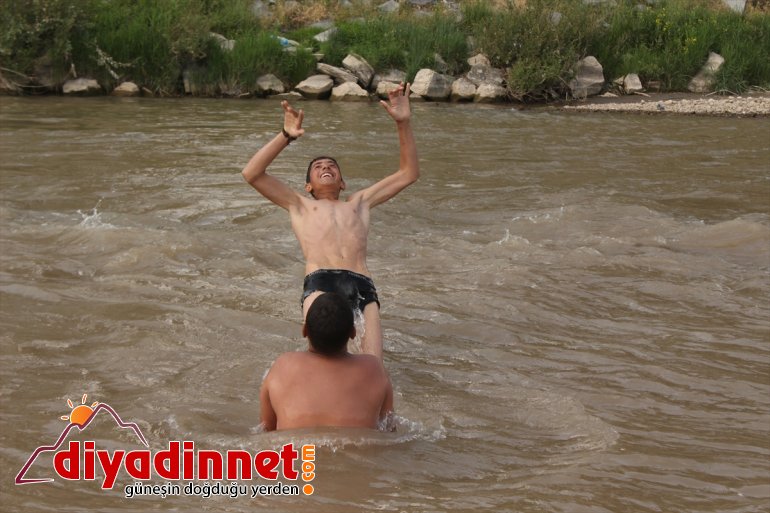 Sıcaklardan bunalan çocuklar soluğu nehir ve derelerde aldı4