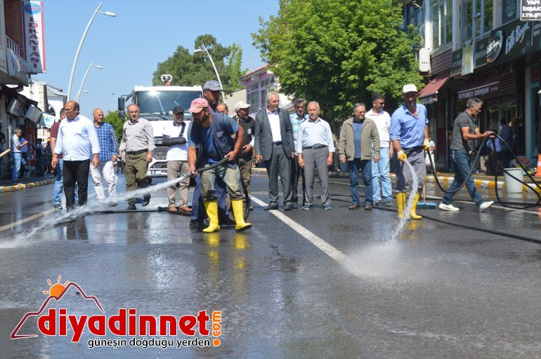 Eleşkirt'te yollar yıkandı