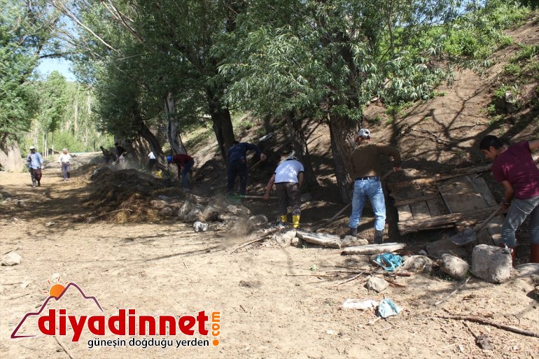 Hayvanları için her yıl 169 yıllık su kanalını temizliyorlar