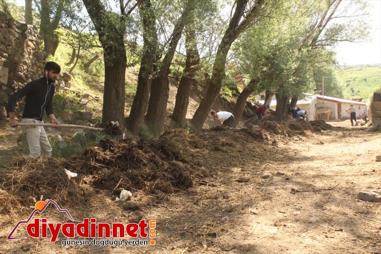 Hayvanları için her yıl 169 yıllık su kanalını temizliyorlar - AĞRI2