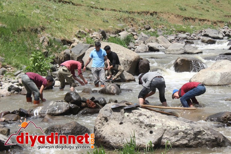 Hayvanları için her yıl 169 yıllık su kanalını temizliyorlar - AĞRI11